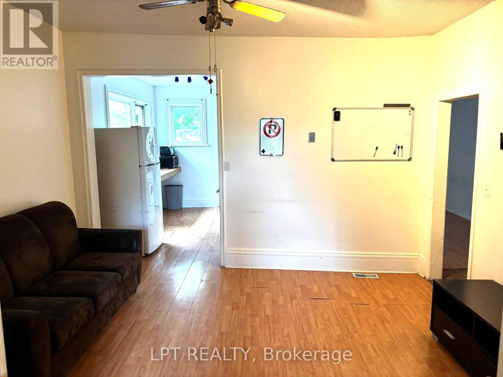 374 BARRIE STREET Image 9