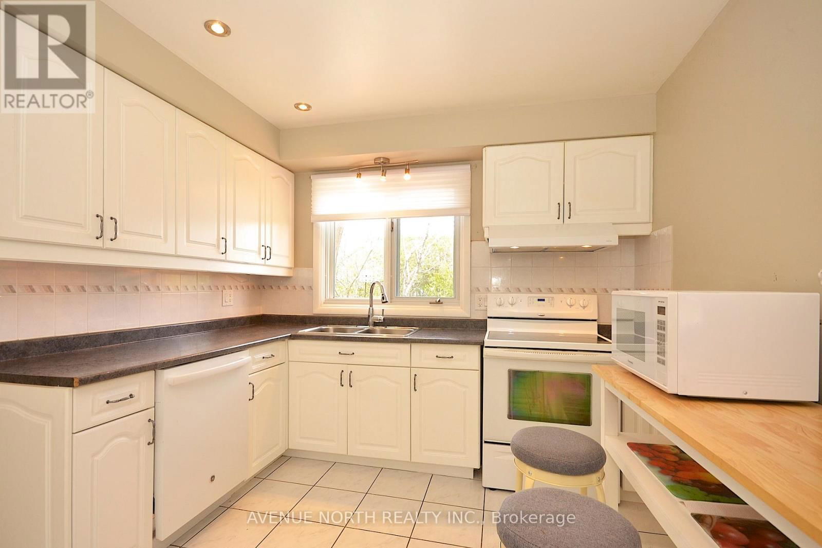 866 CLAUDE STREET Image 10