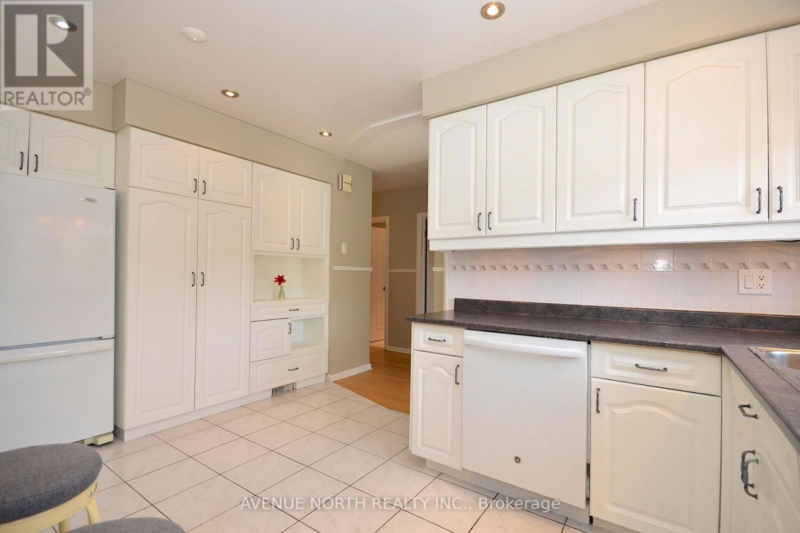 866 CLAUDE STREET Image 11