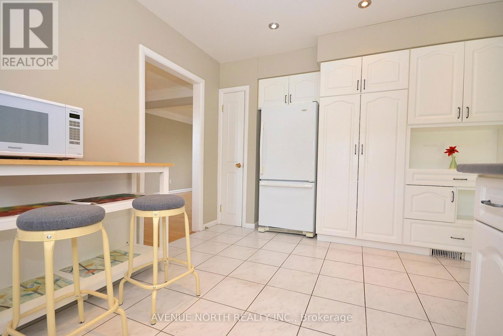 866 CLAUDE STREET Image 12
