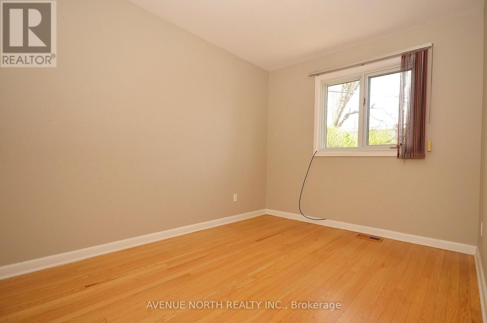 866 CLAUDE STREET Image 16