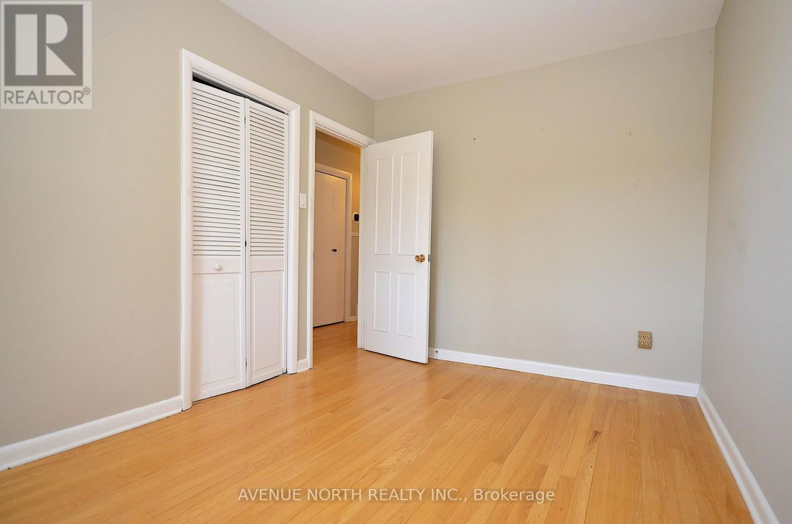 866 CLAUDE STREET Image 17