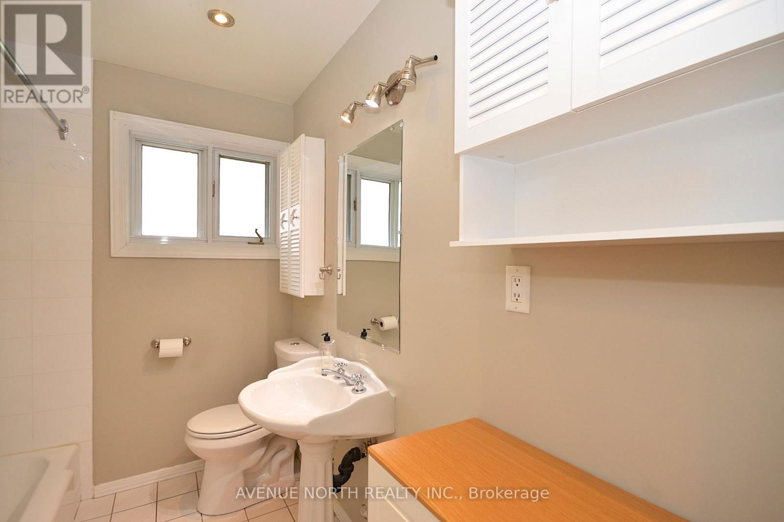 866 CLAUDE STREET Image 18