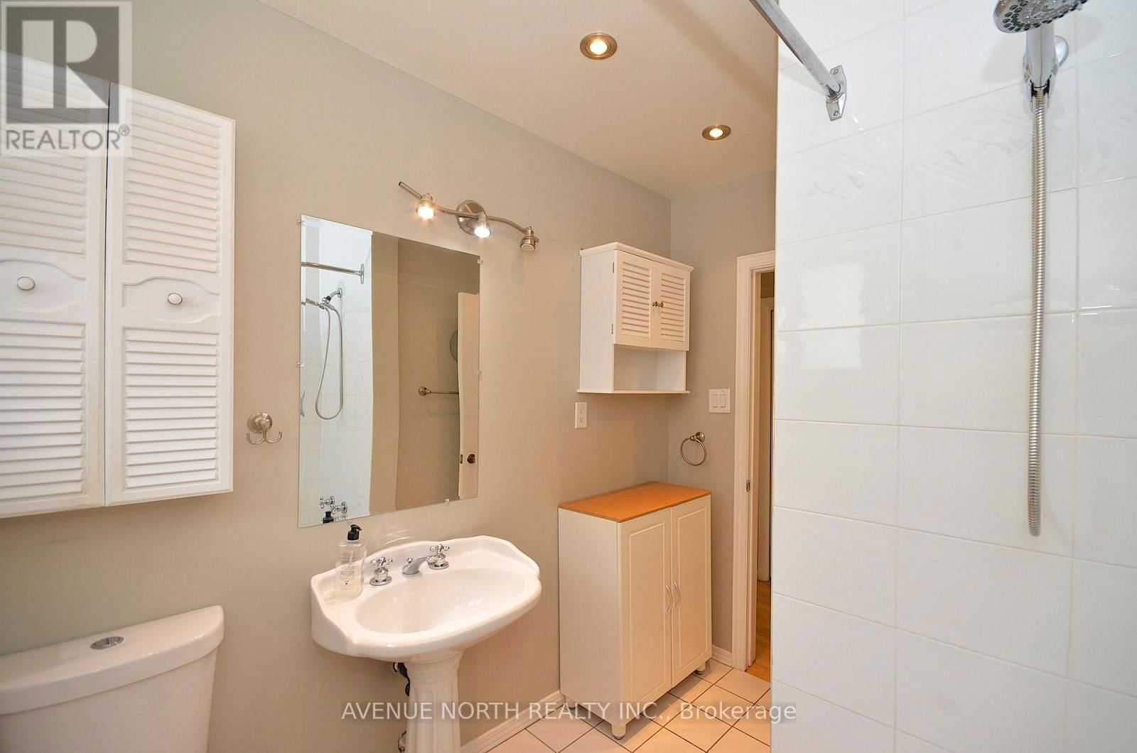 866 CLAUDE STREET Image 19