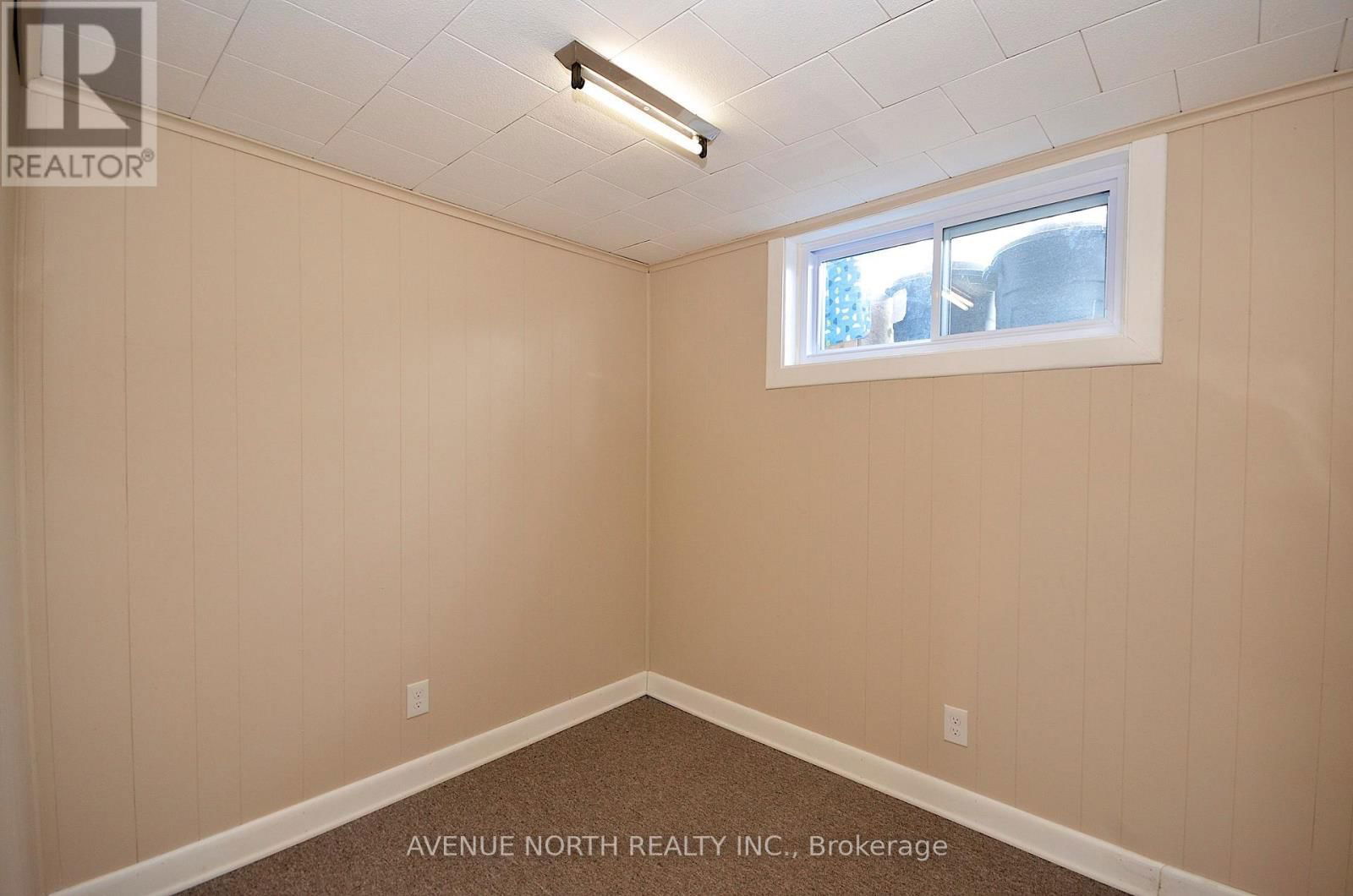 866 CLAUDE STREET Image 23