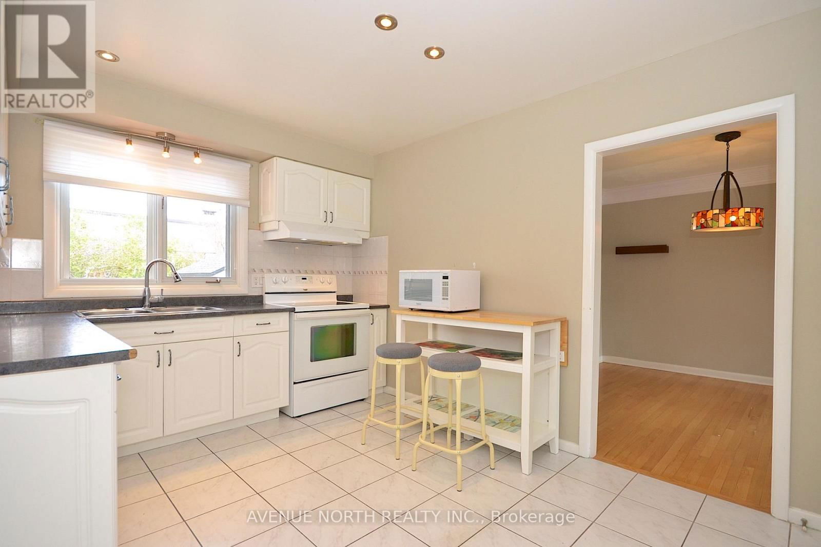866 CLAUDE STREET Image 9