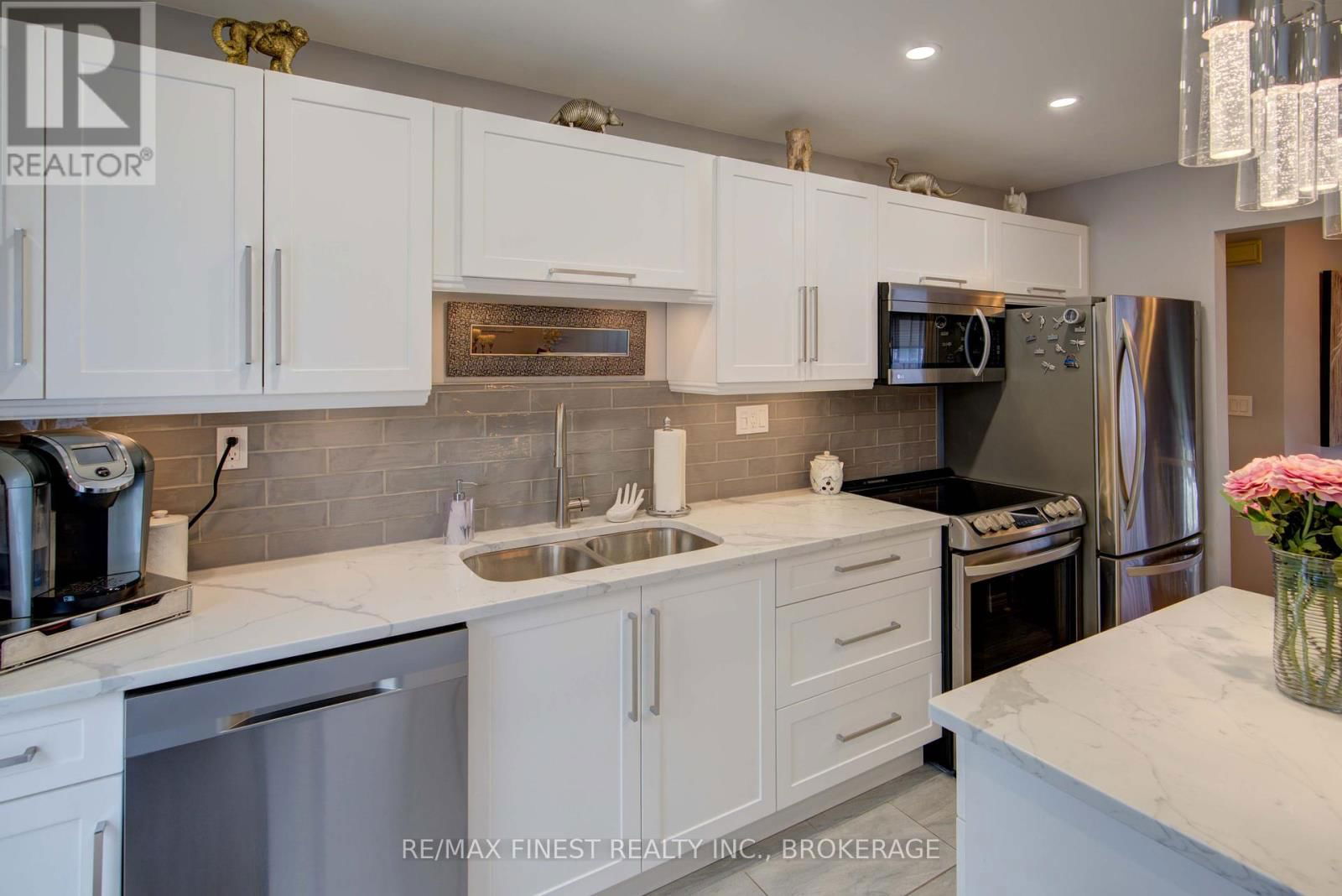 1048 BAUDER CRESCENT Image 11