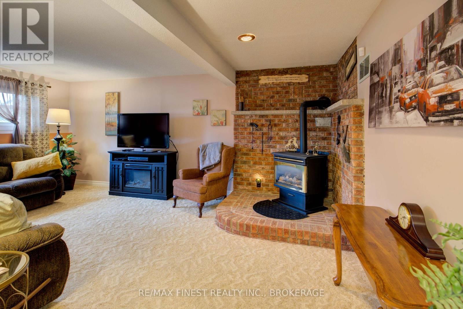 1048 BAUDER CRESCENT Image 24