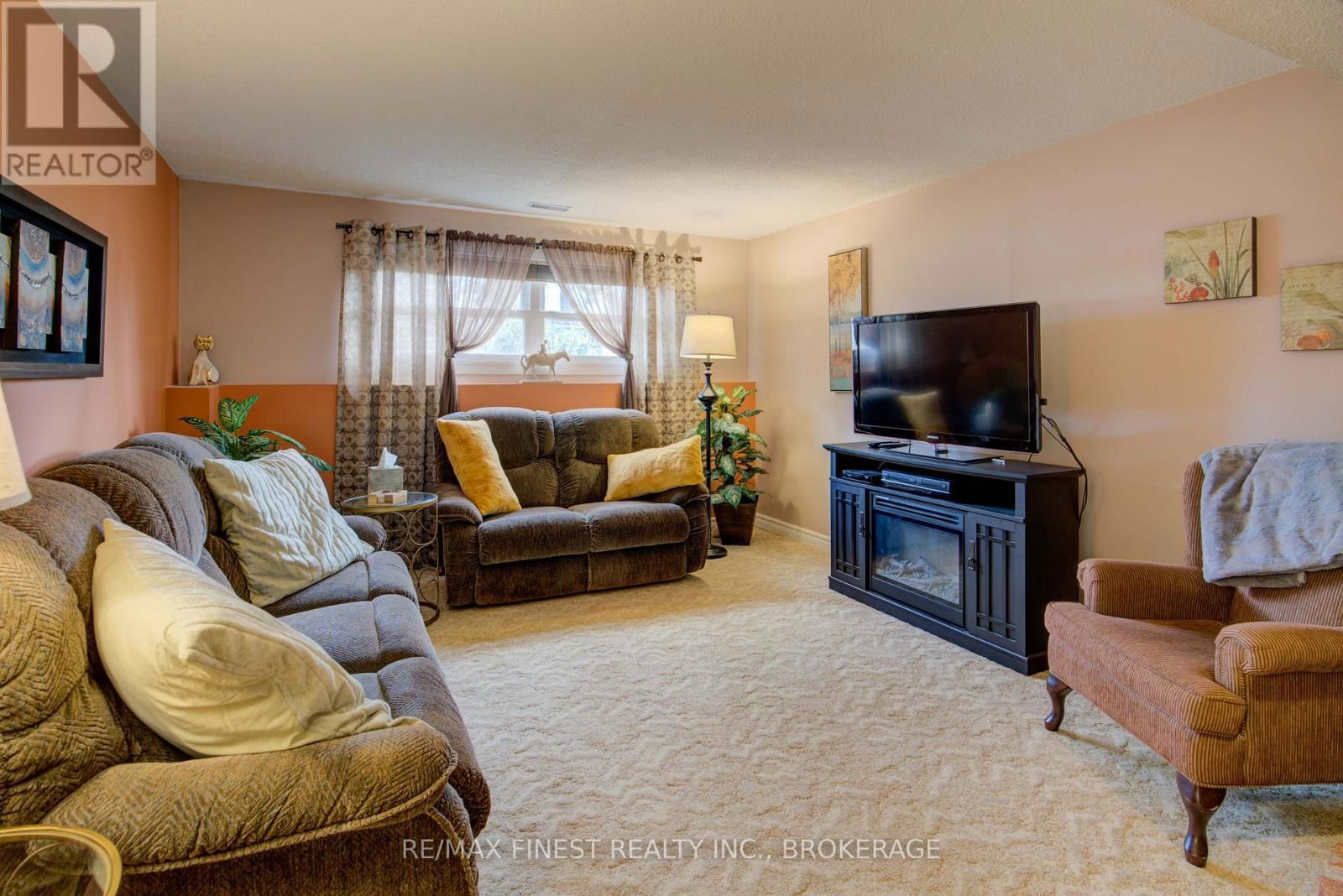 1048 BAUDER CRESCENT Image 25