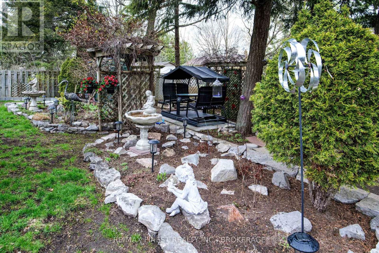 1048 BAUDER CRESCENT Image 37