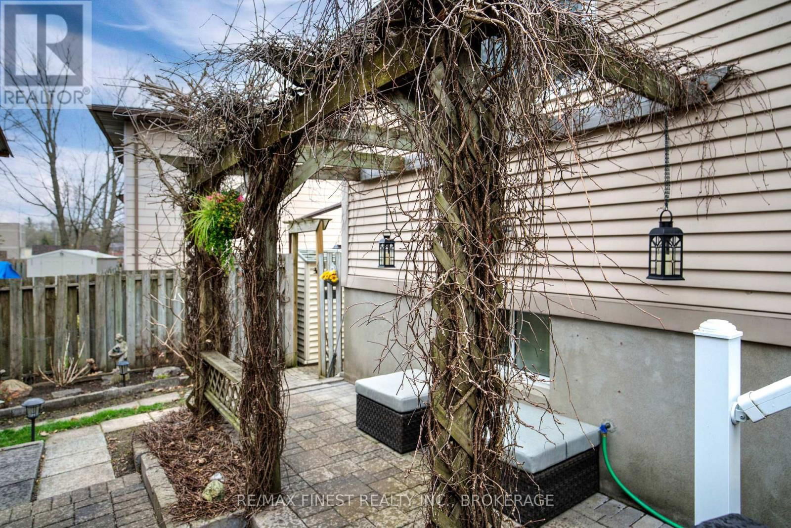 1048 BAUDER CRESCENT Image 40