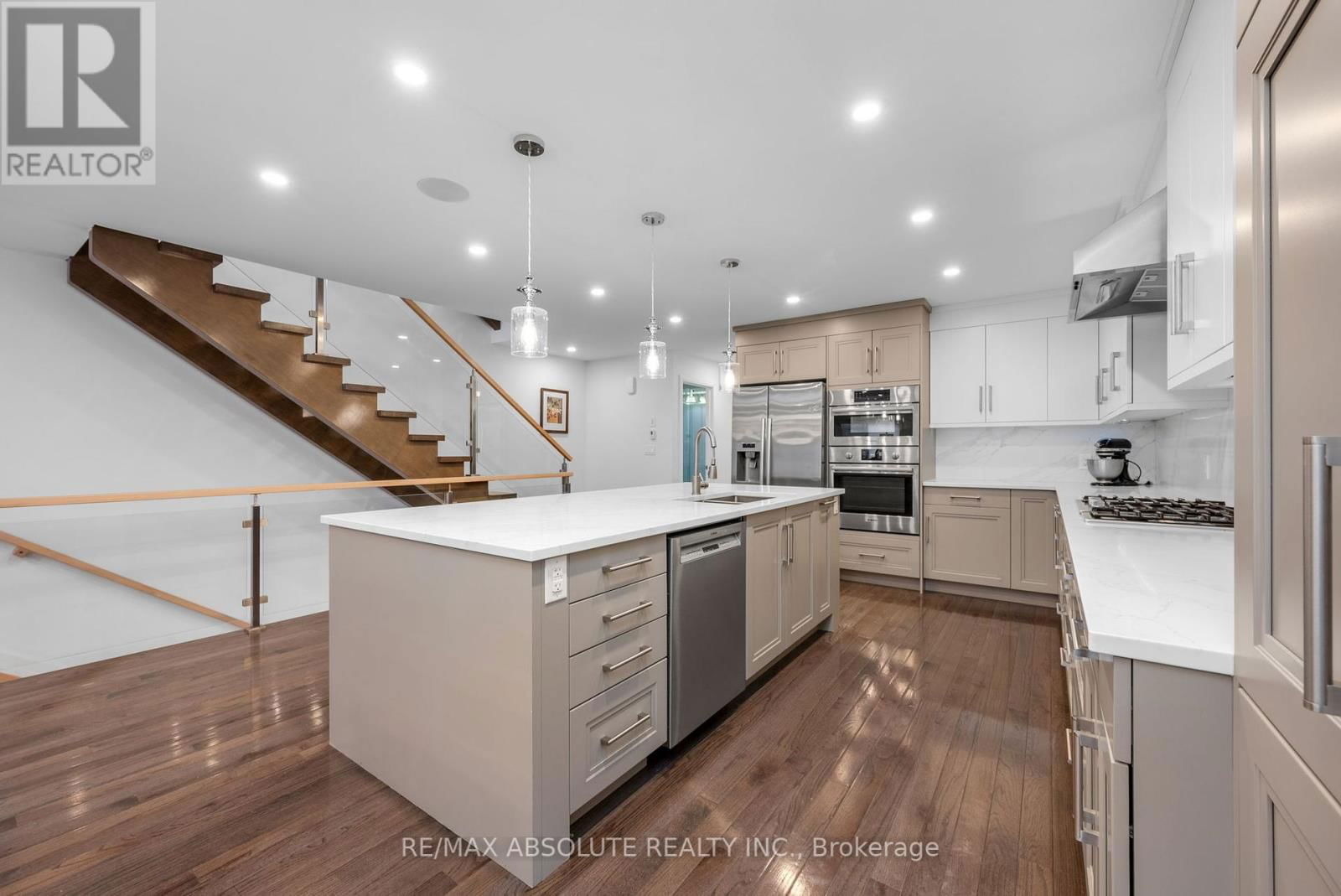 216B CHURCHILL AVENUE NORTH Image 11