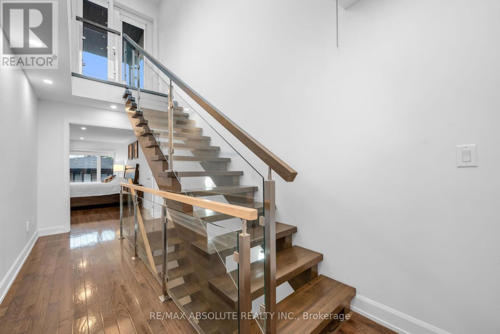 216B CHURCHILL AVENUE NORTH Image 35