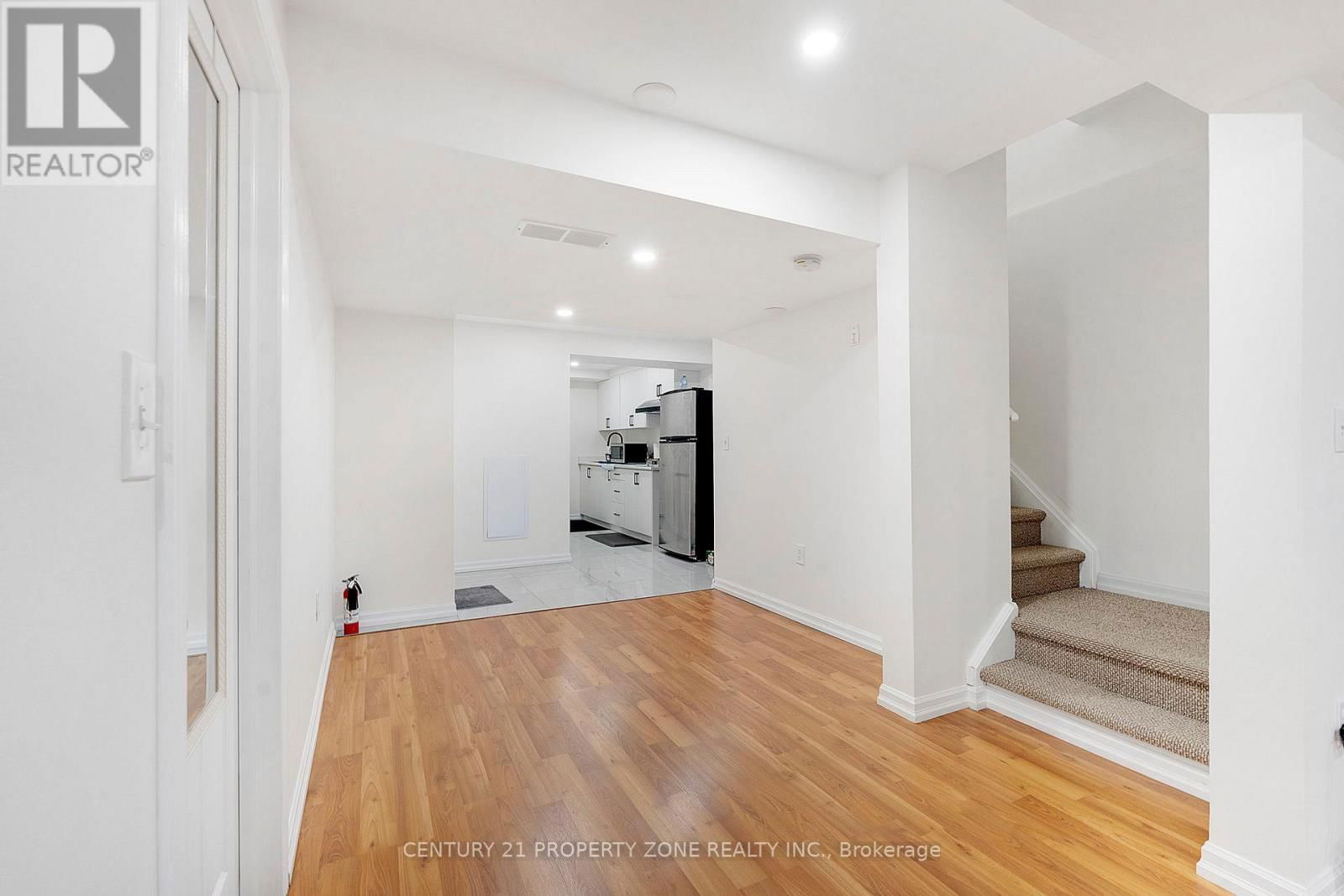 35 - 210 DAWN AVENUE Image 32