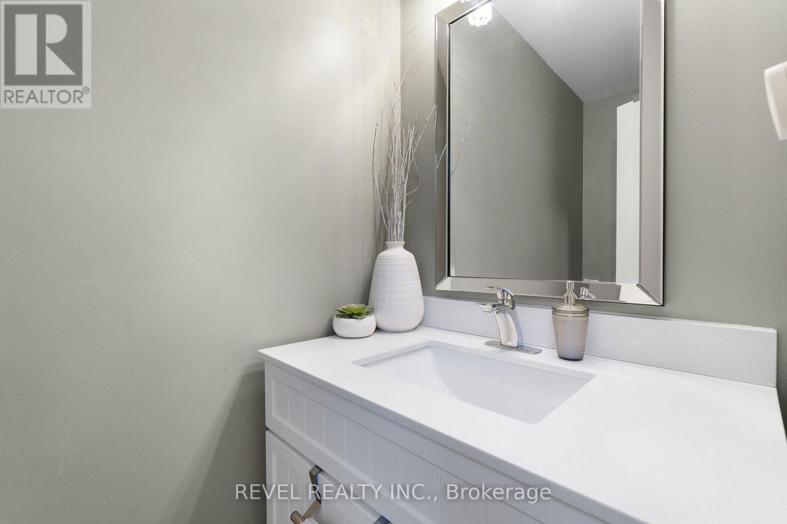 8 - 122 LAKESHORE ROAD Image 12