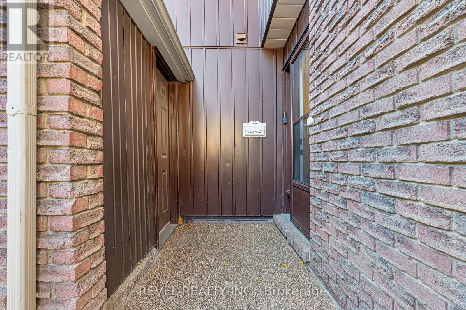8 - 122 LAKESHORE ROAD Image 2