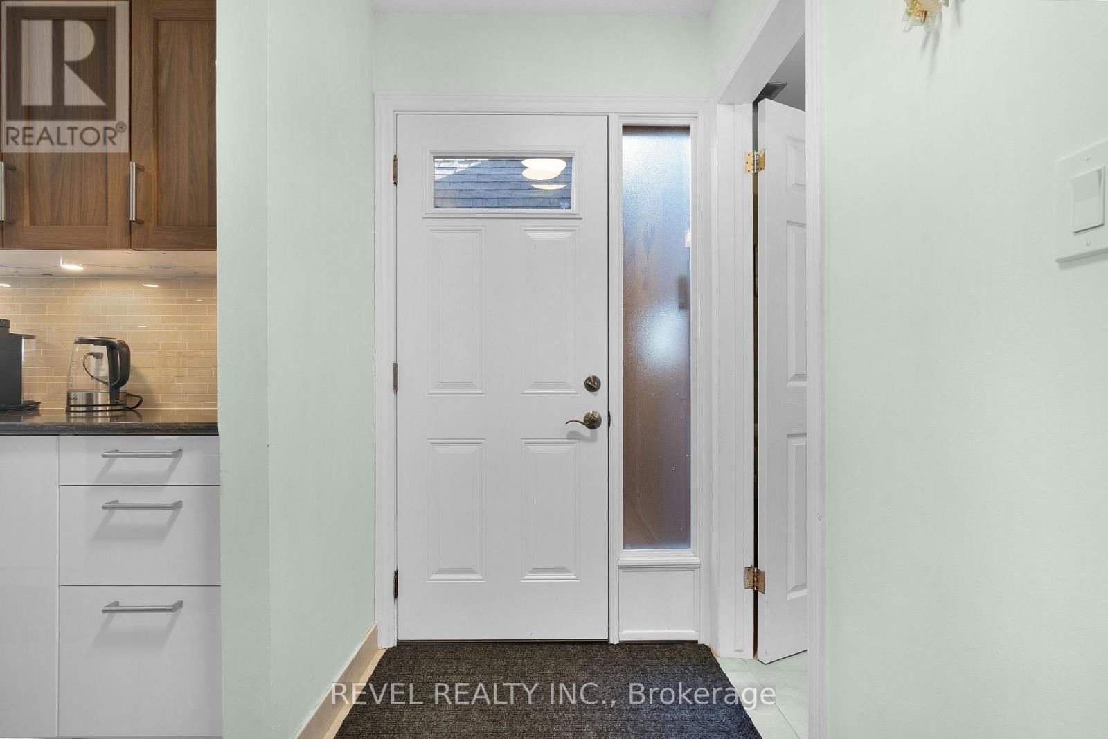 8 - 122 LAKESHORE ROAD Image 3