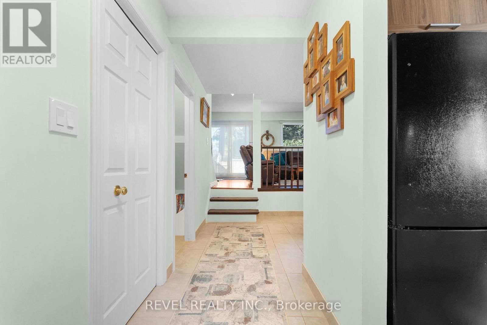 8 - 122 LAKESHORE ROAD Image 4