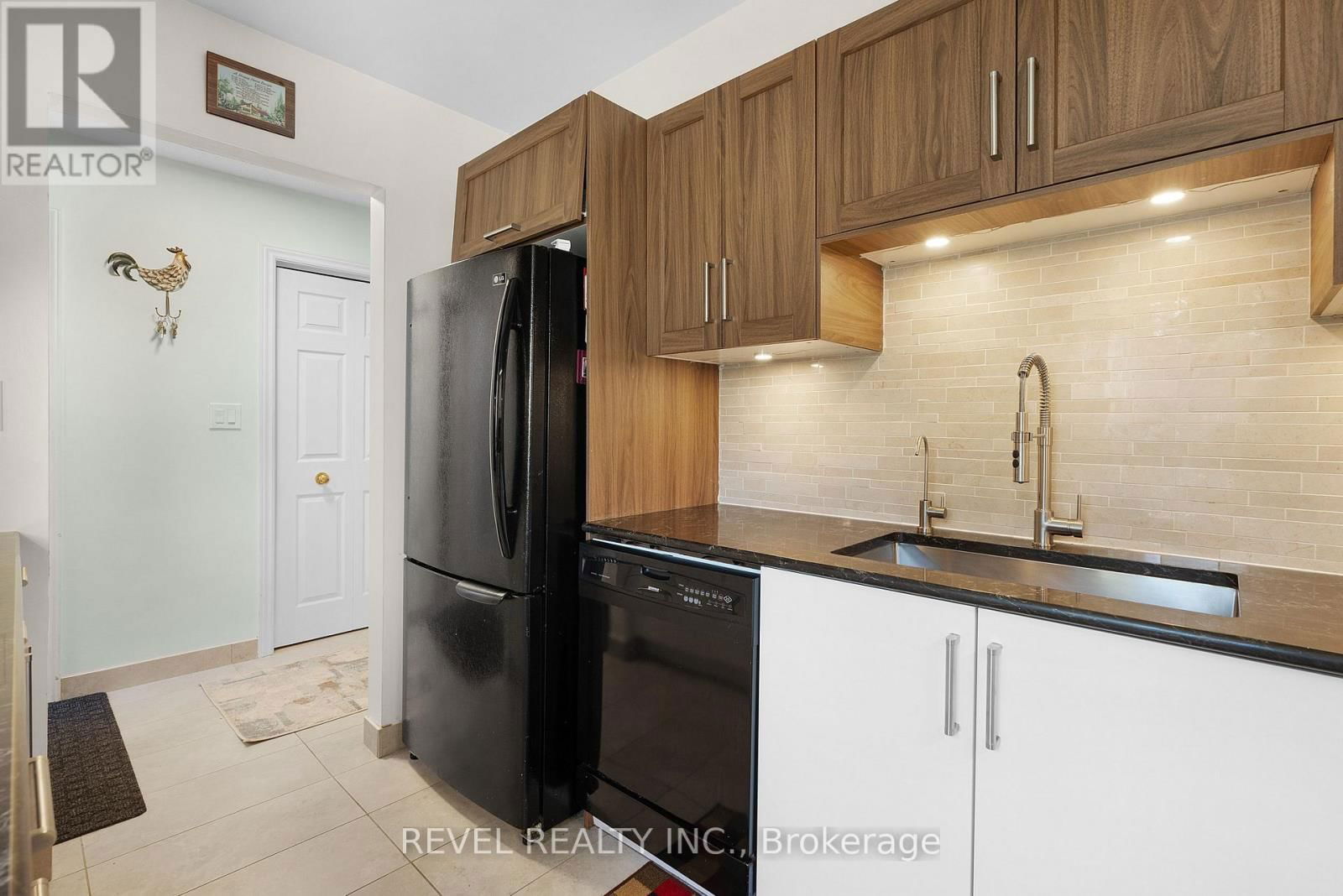 8 - 122 LAKESHORE ROAD Image 6