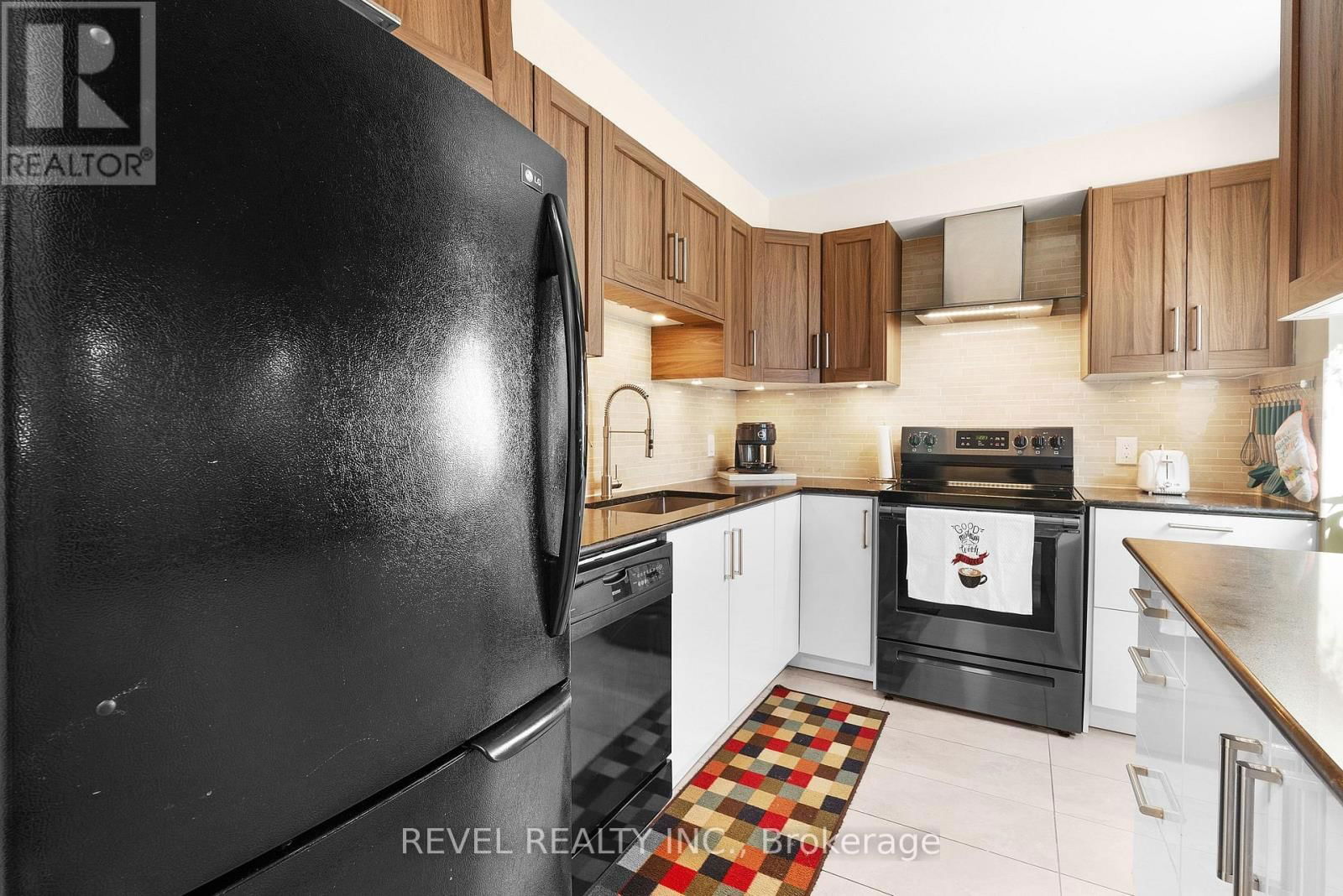 8 - 122 LAKESHORE ROAD Image 7
