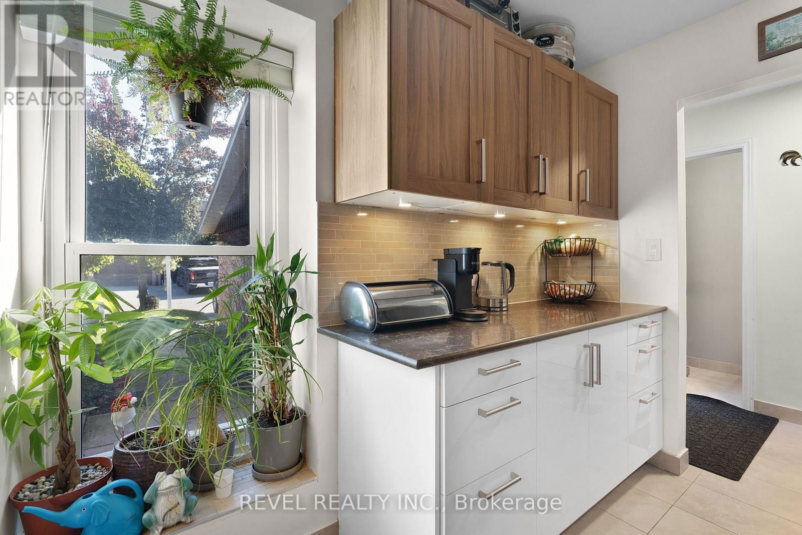 8 - 122 LAKESHORE ROAD Image 8