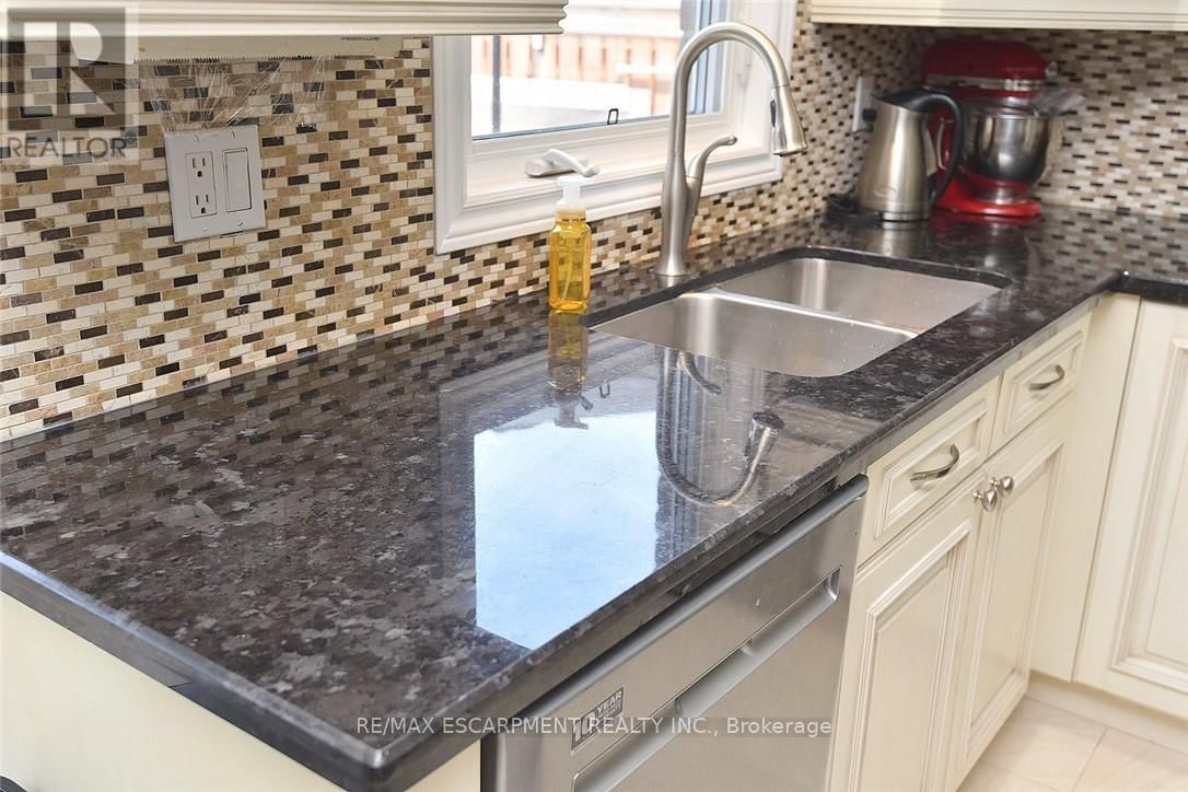 3 SUTER CRESCENT Image 18
