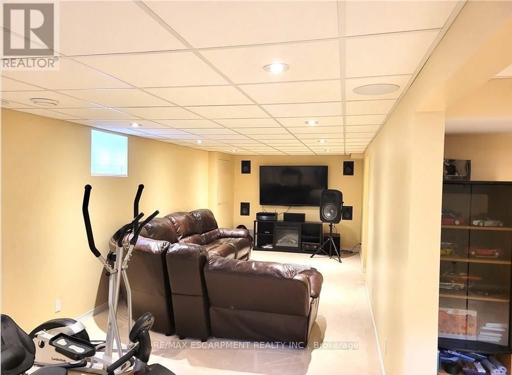 3 SUTER CRESCENT Image 31