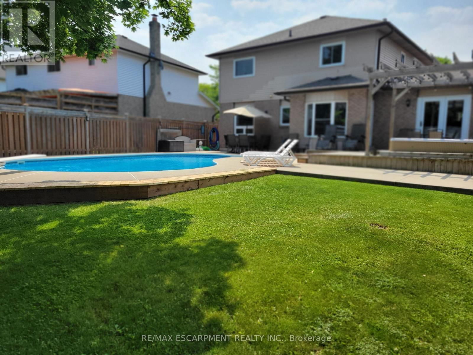 3 SUTER CRESCENT Image 44