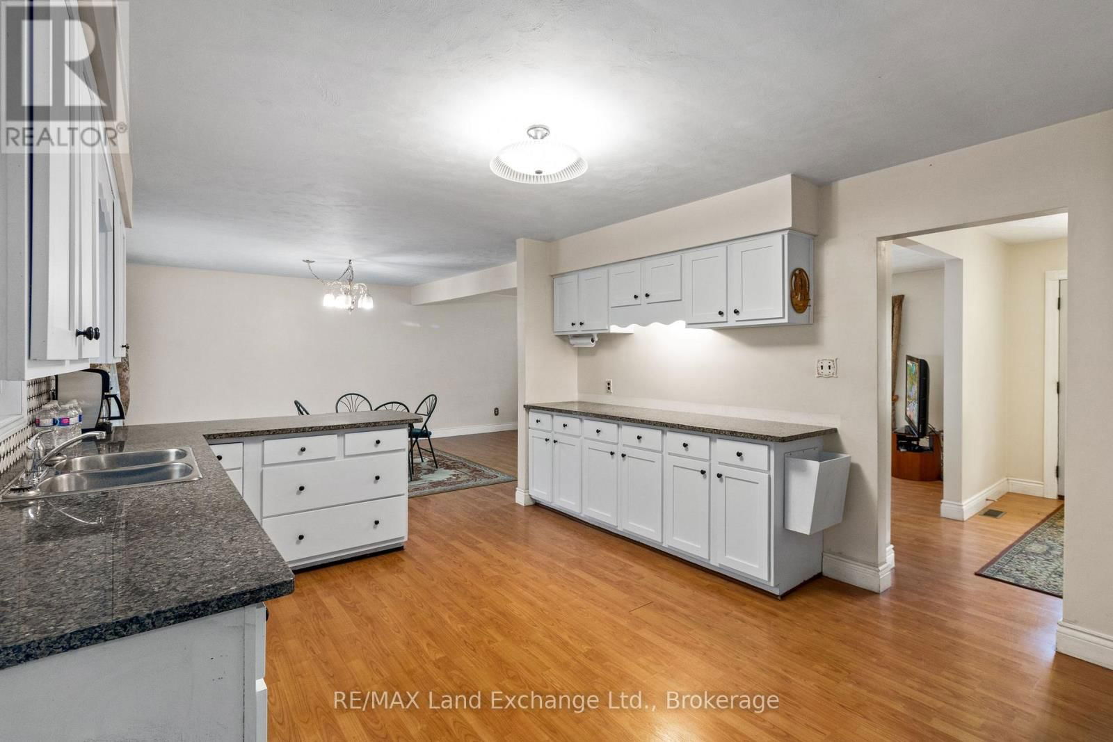 114076 GREY 3 ROAD Image 17
