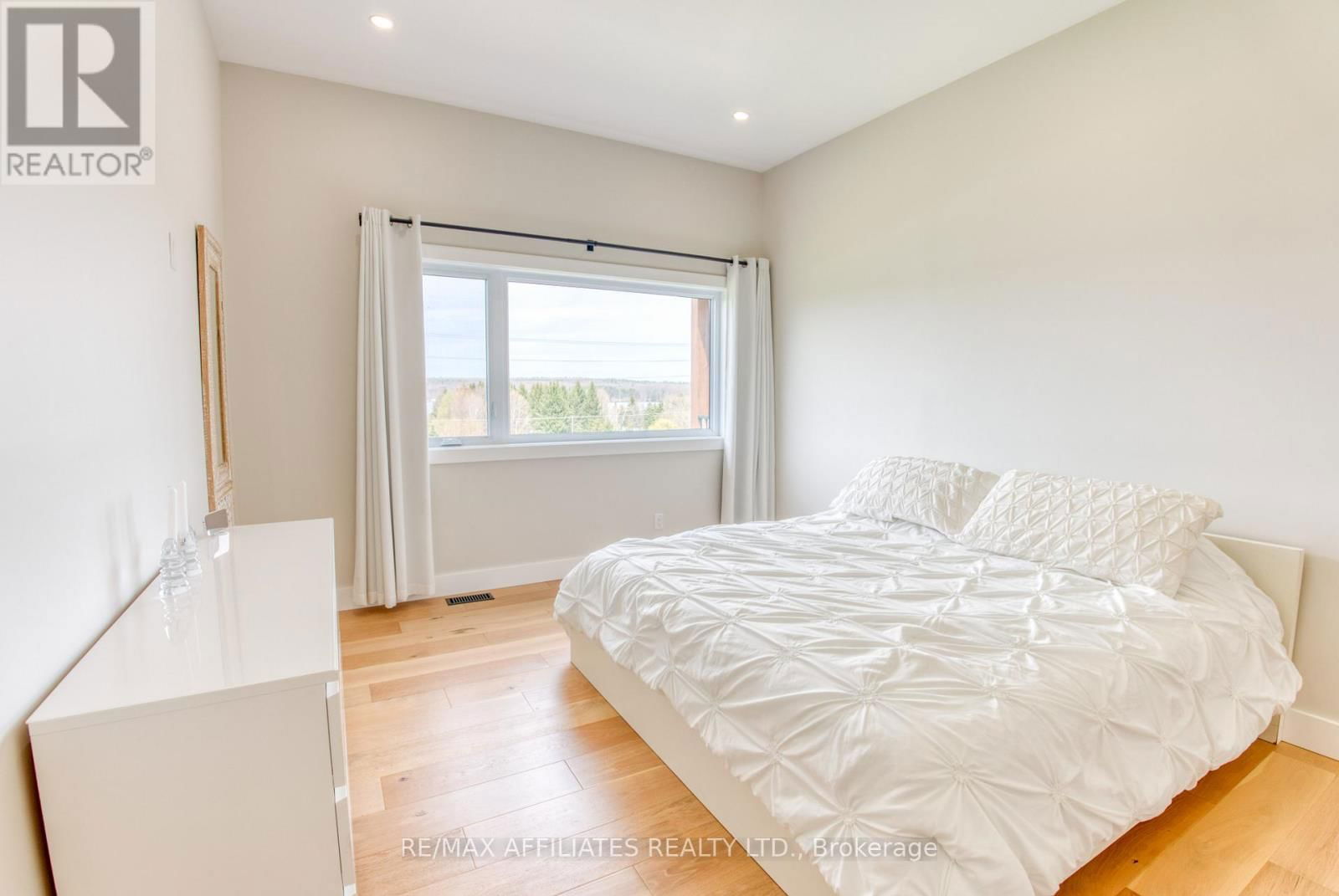 48 TROTTERS LANE Image 21