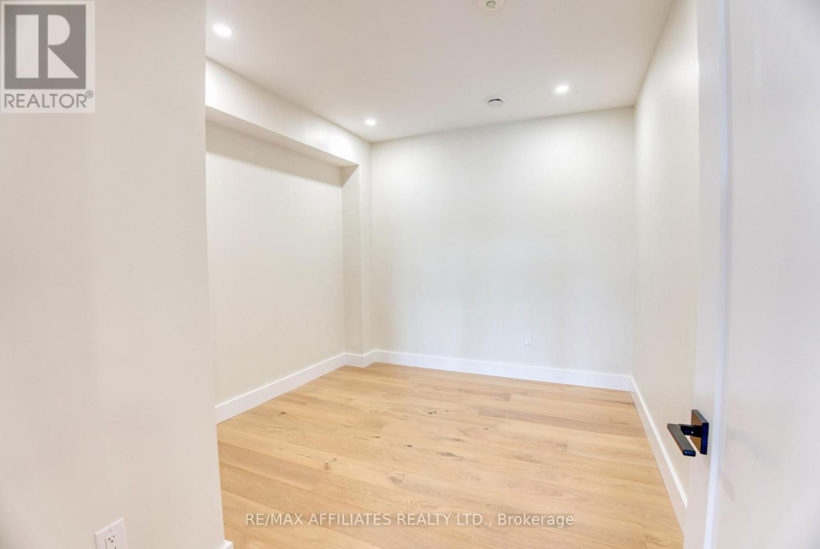 48 TROTTERS LANE Image 30