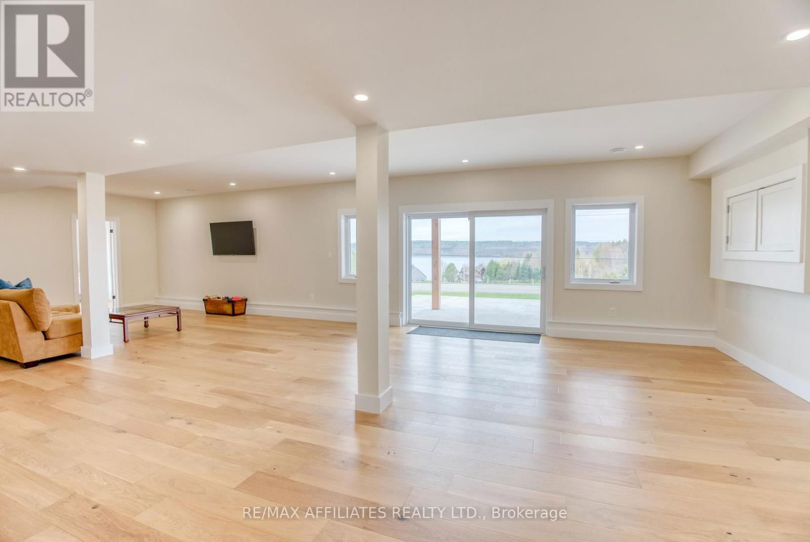 48 TROTTERS LANE Image 31