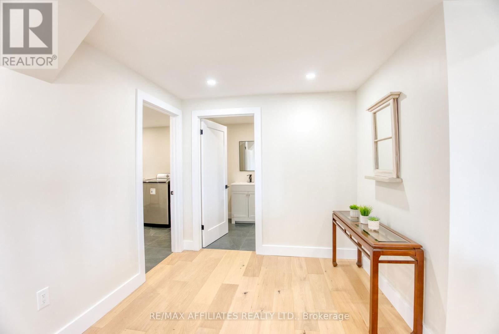 48 TROTTERS LANE Image 32