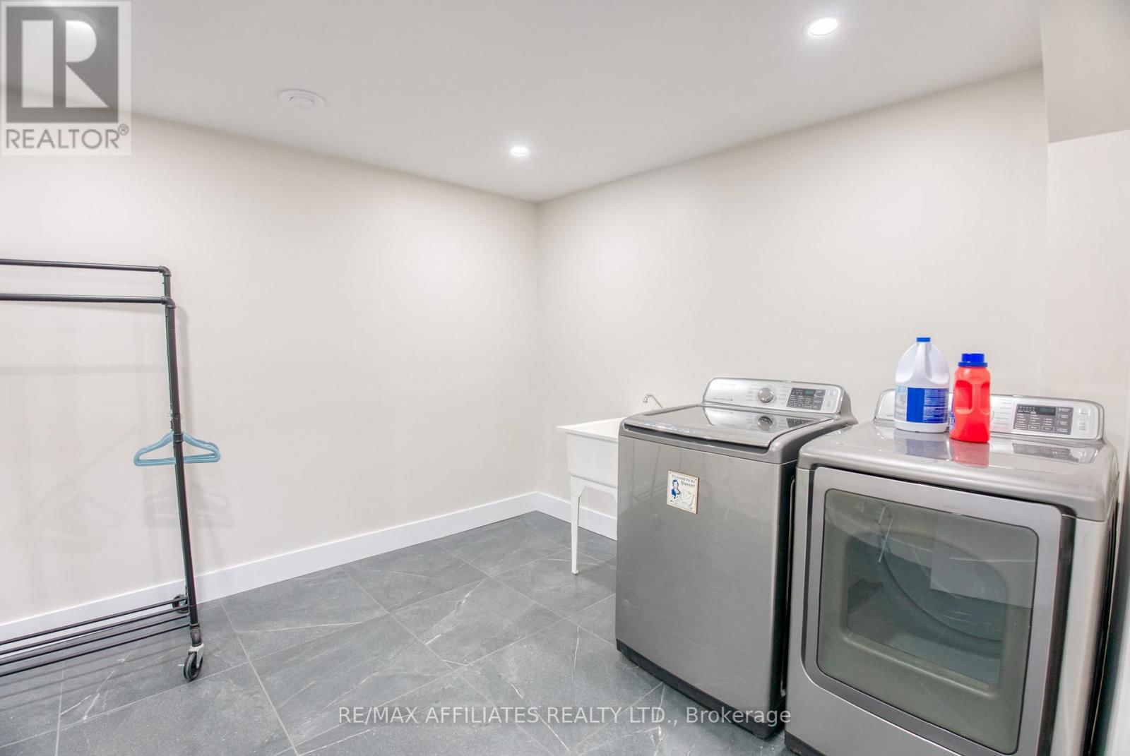 48 TROTTERS LANE Image 34