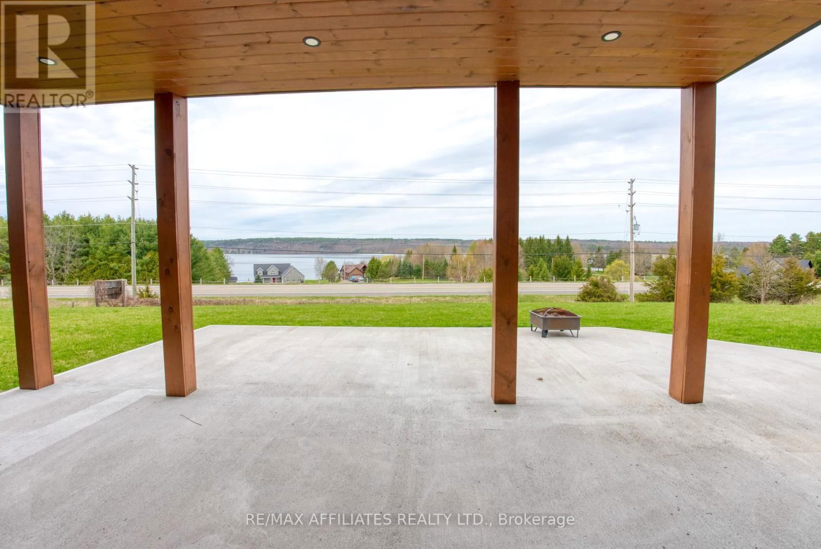 48 TROTTERS LANE Image 35