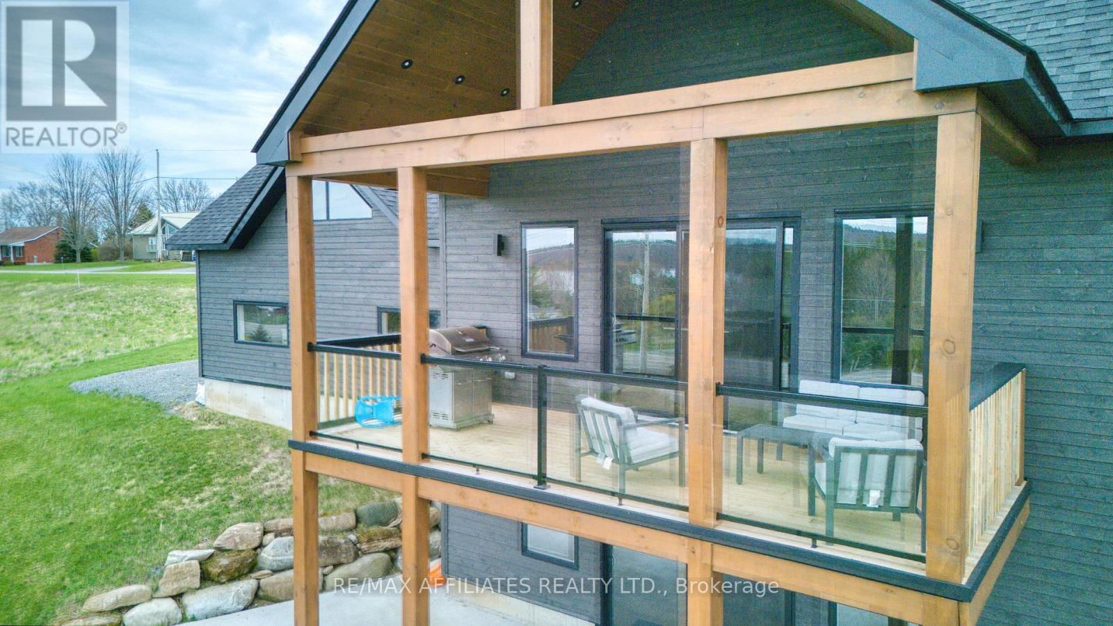 48 TROTTERS LANE Image 38