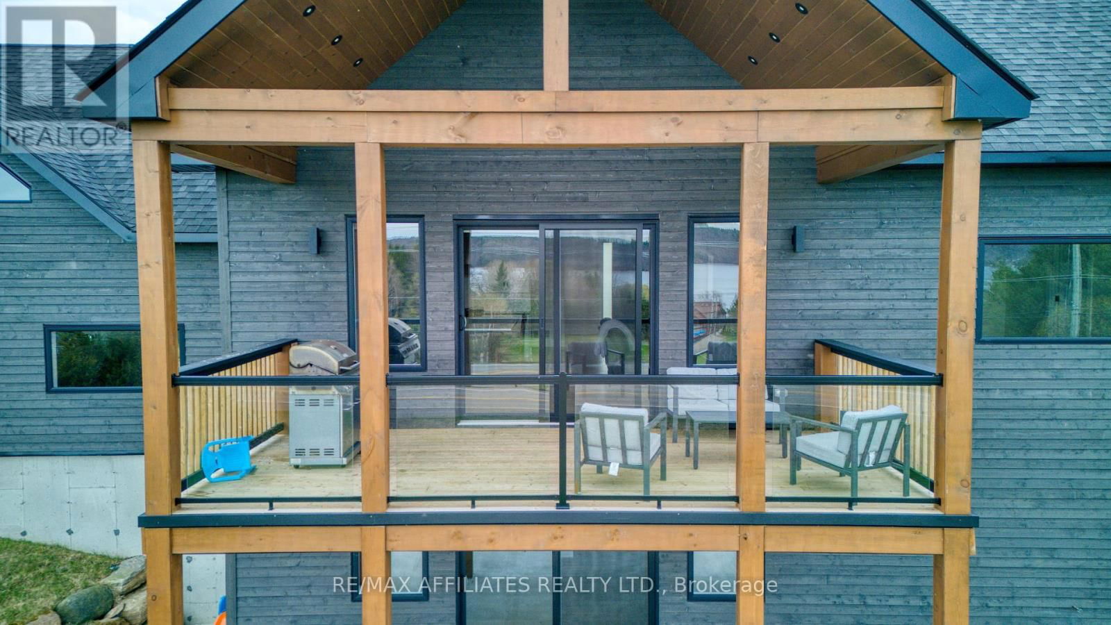 48 TROTTERS LANE Image 39
