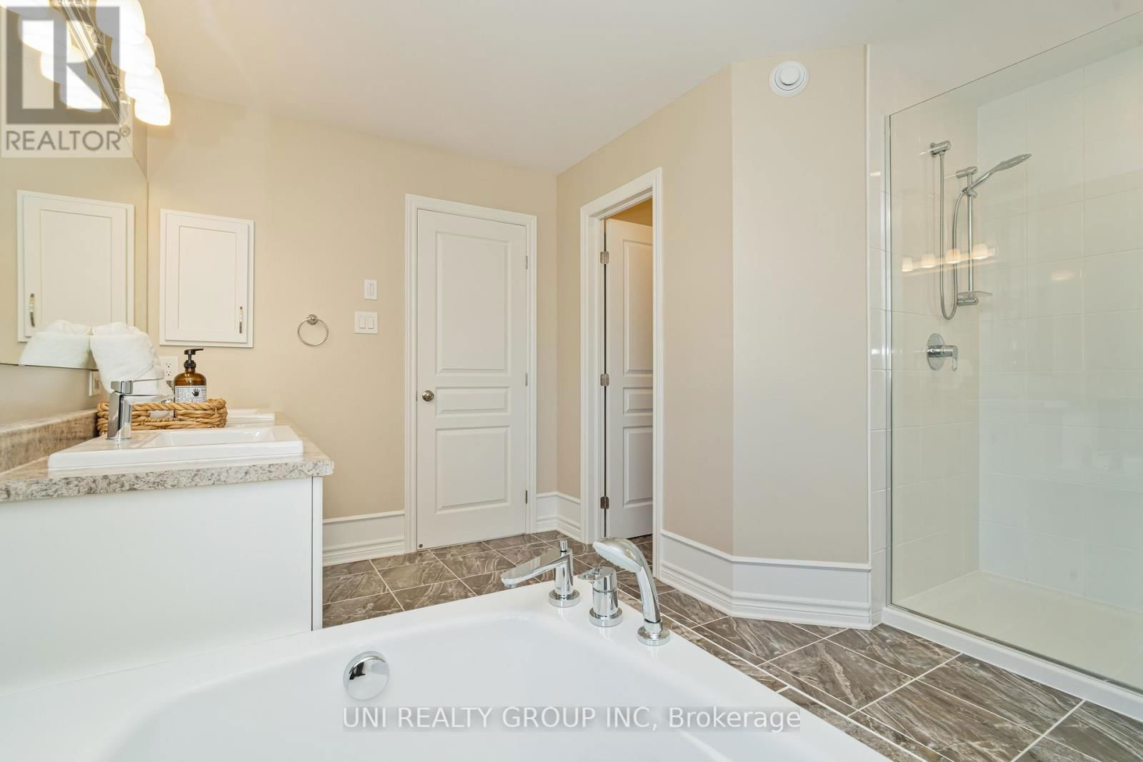 172 CAMBIE ROAD Image 34