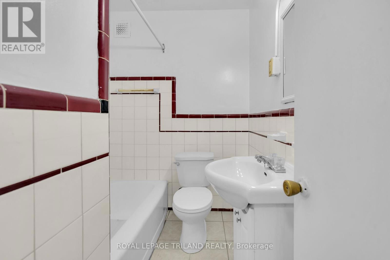 18 - 917 HAMILTON ROAD Image 9
