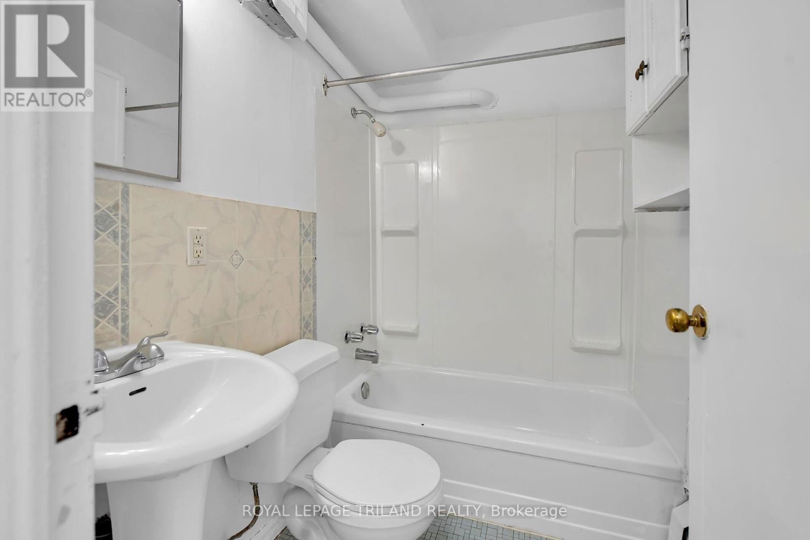3 - 852 TRAFALGAR STREET Image 8