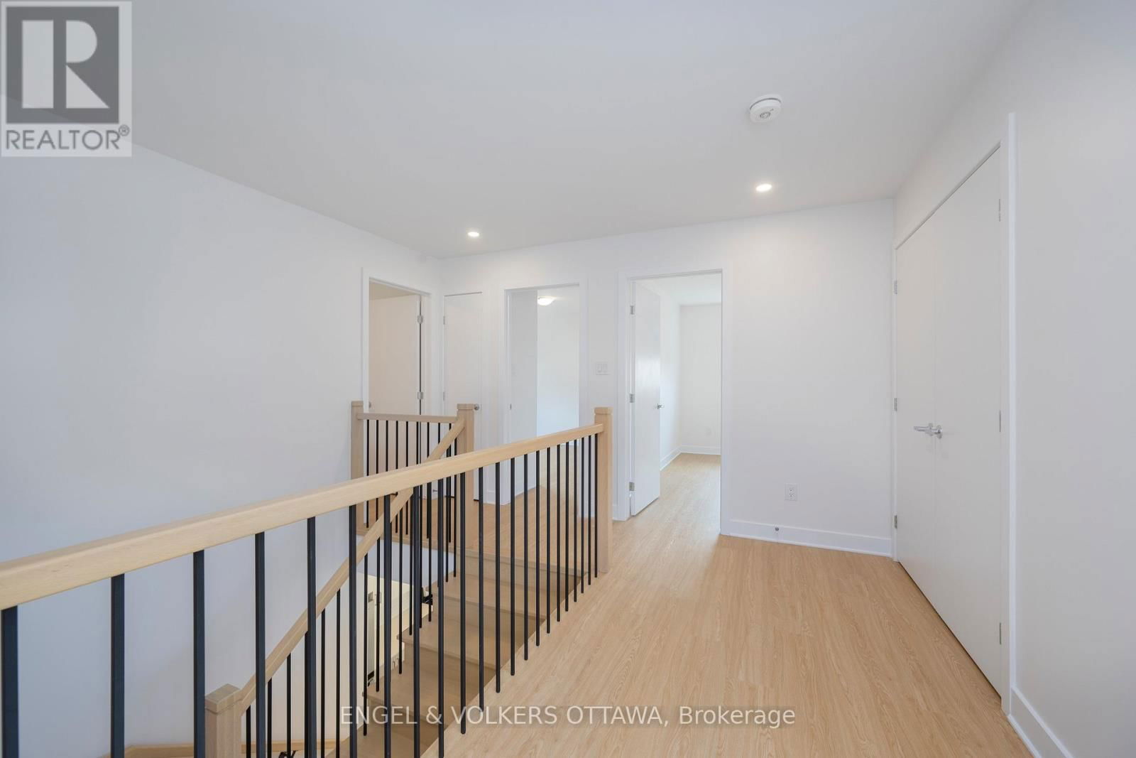 5 WINLOCK CRESCENT Image 24