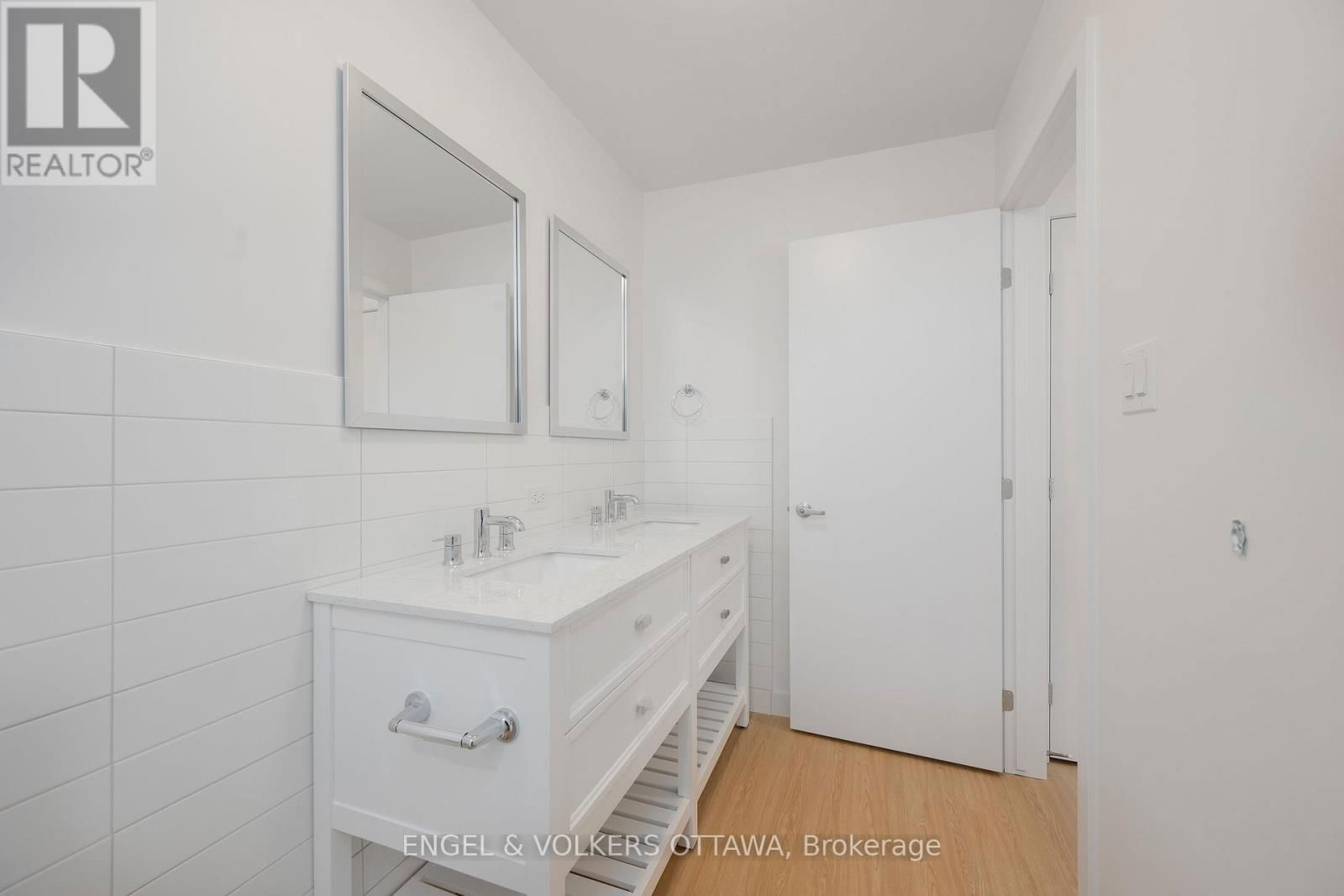 5 WINLOCK CRESCENT Image 31