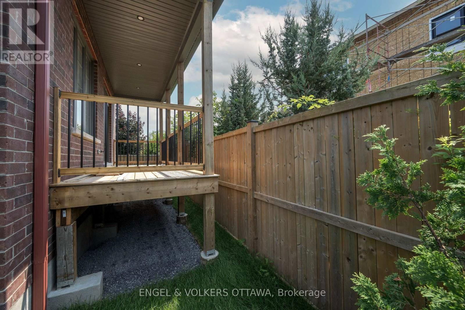 5 WINLOCK CRESCENT Image 34