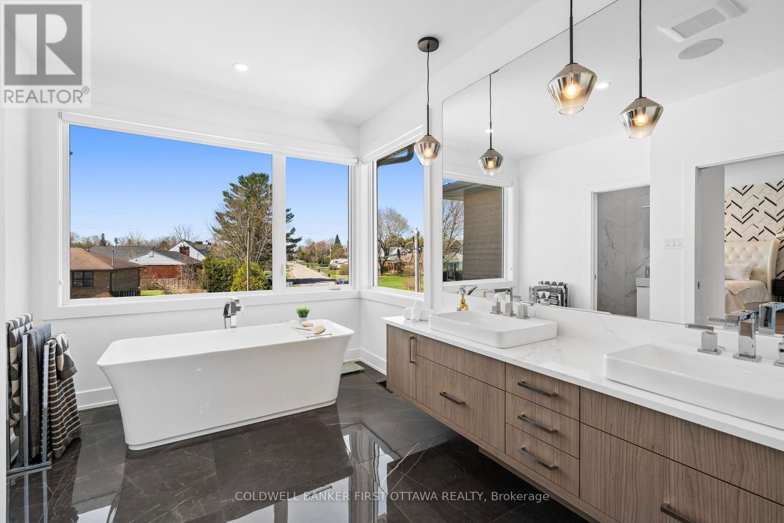 13 BROOK LANE Image 25
