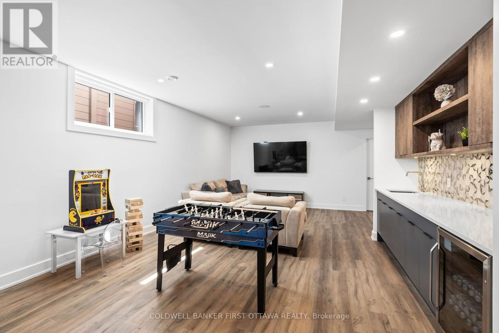 13 BROOK LANE Image 35