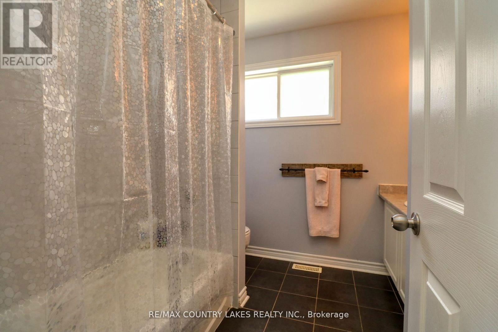 8 FALLINGBROOK CRESCENT Image 17