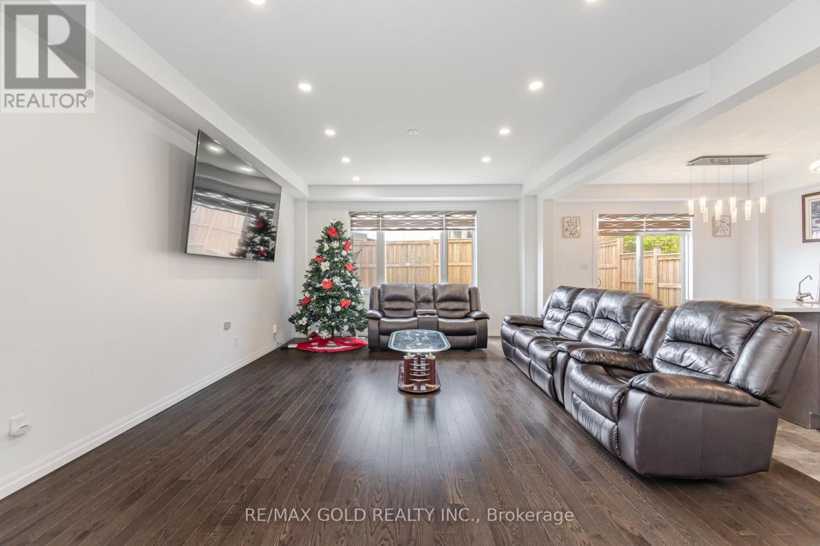 82 CASTLEBAY STREET Image 10