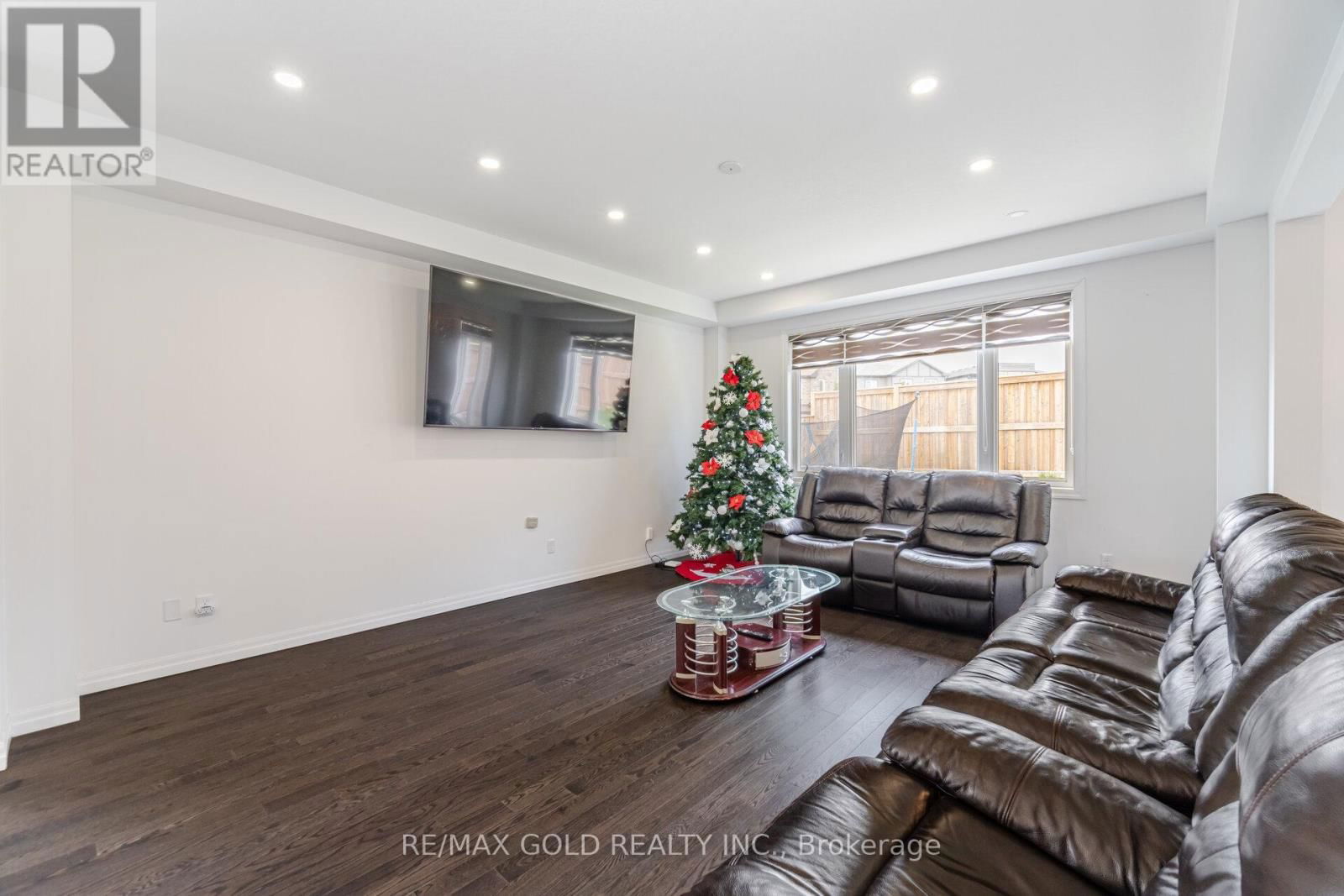 82 CASTLEBAY STREET Image 11