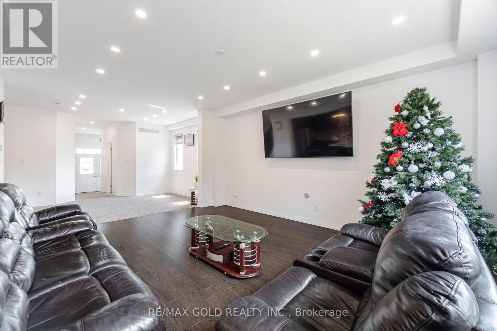 82 CASTLEBAY STREET Image 12