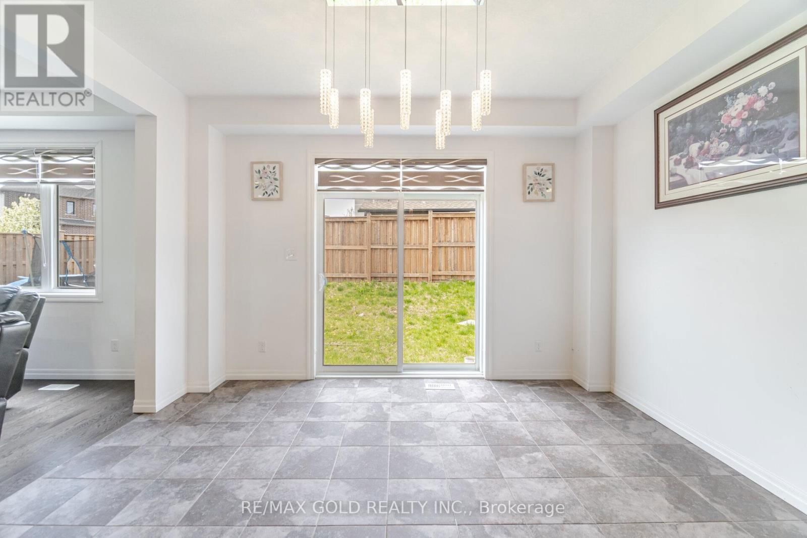 82 CASTLEBAY STREET Image 14